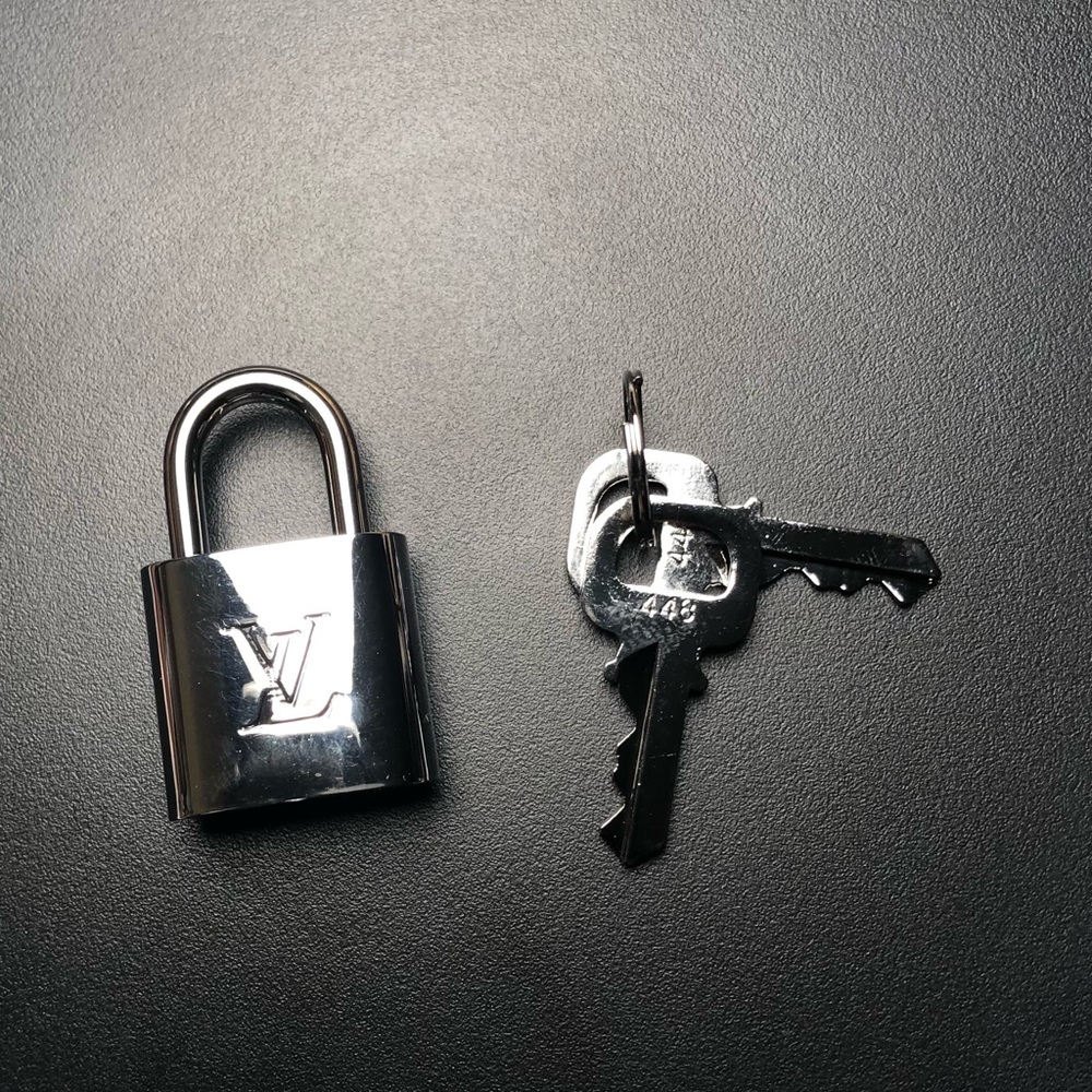 Louis Vuitton Authentic Silver Lock & 2 Keys #448 (never used)
